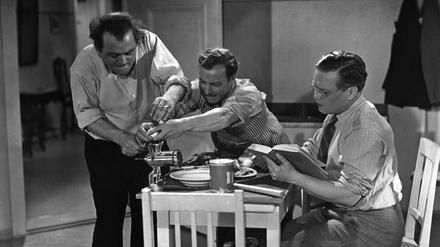 Männer unter sich. Josef Sieber, Heinz Rühmann und Hans Brausewetter (v.li.) in dem Film „Paradies der Junggesellen“ Gemeinsam singen sie darin den Gassenhauer „Das kann doch einen Seemann nicht erschüttern“.
