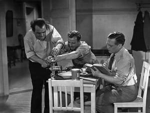 Männer unter sich. Josef Sieber, Heinz Rühmann und Hans Brausewetter (v.li.) in dem Film „Paradies der Junggesellen“ Gemeinsam singen sie darin den Gassenhauer „Das kann doch einen Seemann nicht erschüttern“.