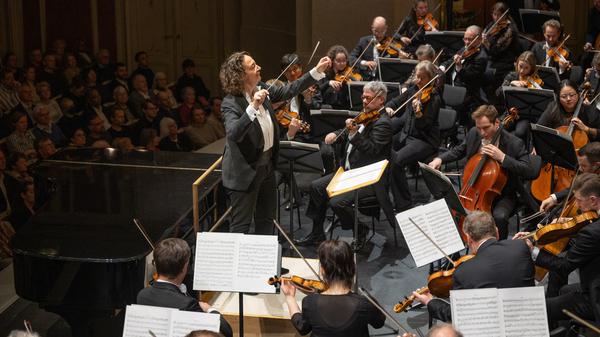 Nathalie Stutzmann dirigiert die Staatskapelle Berlin.