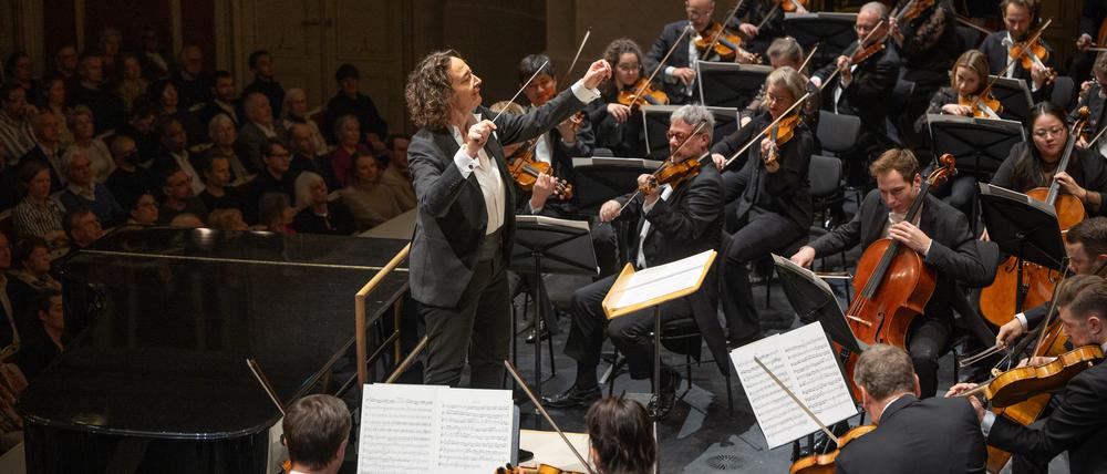 Nathalie Stutzmann dirigiert die Staatskapelle Berlin.