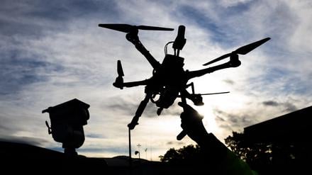 Deutschland investiert in die Drohnenabwehr: Eine Drohne vor einem Fahrzeug zur Drohnendetektion.