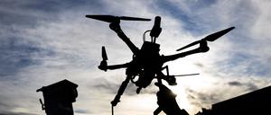 Deutschland investiert in die Drohnenabwehr: Eine Drohne vor einem Fahrzeug zur Drohnendetektion.