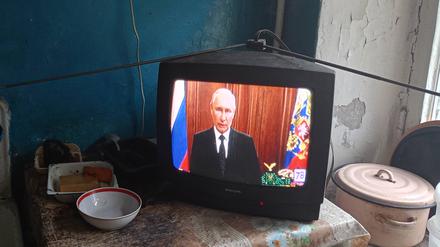 Wladimir Putin wird am 24. Juni 2023 in einer Küche in St. Petersburg (Russland) auf einem TV-Gerät gezeigt.