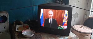 Wladimir Putin wird am 24. Juni 2023 in einer Küche in St. Petersburg (Russland) auf einem TV-Gerät gezeigt. 