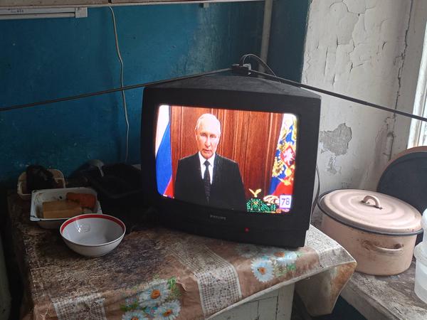 Wladimir Putin wird am 24. Juni 2023 in einer Küche in St. Petersburg (Russland) auf einem TV-Gerät gezeigt. 