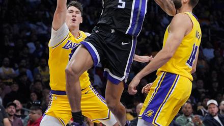 Maxi Kleber (ganz rechts) kam in der NBA-Preseason für die Lakers zum Einsatz. Den Saisonstart verpasst er nun. (Archivbild)