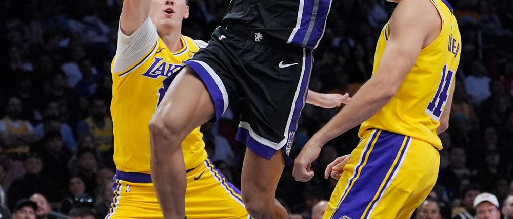 Maxi Kleber (ganz rechts) kam in der NBA-Preseason für die Lakers zum Einsatz. Den Saisonstart verpasst er nun. (Archivbild)