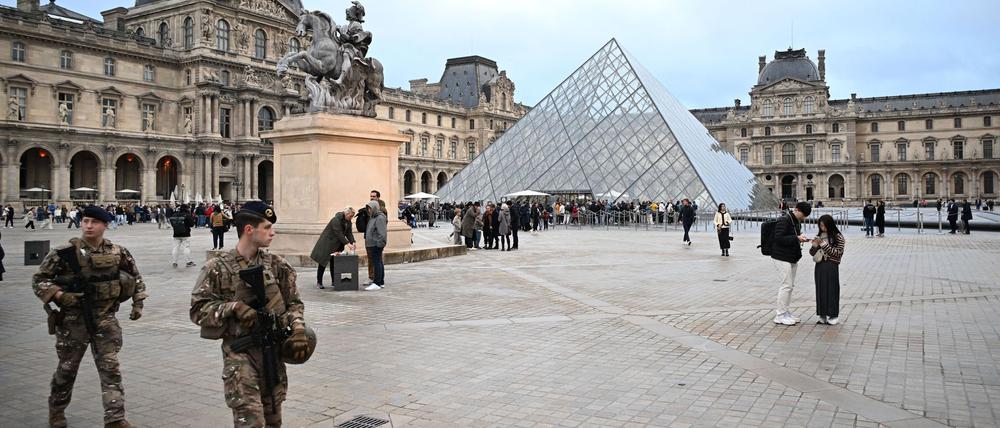Nach dem Kunstraub im Louvre in Paris dauert die Fahndung nach den Tätern und ihrer Beute an. (Archivbild)