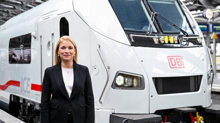 Die neue Chefin der Deutschen Bahn, Evelyn Palla, posiert vor dem neuen ICE L.
