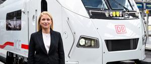 Die neue Chefin der Deutschen Bahn, Evelyn Palla, posiert vor dem neuen ICE L.