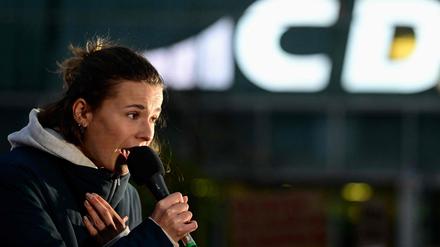 Luisa Neubauer bei der Kundgebung „Wir sind die Töchter“ vor dem Konrad-Adenauer-Haus in Berlin am 21. Oktober 2025.