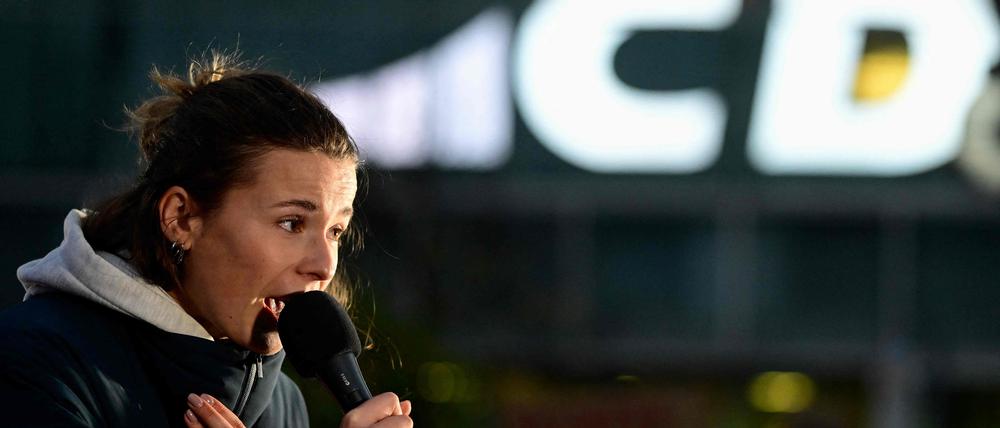 Luisa Neubauer bei der Kundgebung „Wir sind die Töchter“ vor dem Konrad-Adenauer-Haus in Berlin am 21. Oktober 2025. 