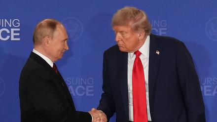 US-Präsident Donald Trump (r) reicht dem russischen Präsidenten Wladimir Putin während einer gemeinsamen Pressekonferenz auf der Joint Base Elmendorf-Richardson in Alaska die Hand.