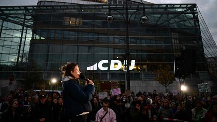 Luisa Neubauer spricht vor der Bundeszentrale der CDU im Konrad-Adenauer-Haus zu Demonstrierenden.