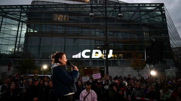 Luisa Neubauer spricht vor der Bundeszentrale der CDU im Konrad-Adenauer-Haus zu Demonstrierenden.