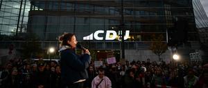 Luisa Neubauer spricht vor der Bundeszentrale der CDU im Konrad-Adenauer-Haus zu Demonstrierenden.