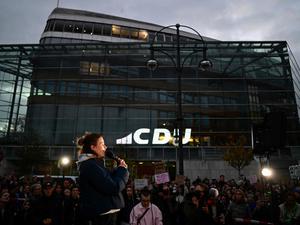 Luisa Neubauer spricht vor der Bundeszentrale der CDU im Konrad-Adenauer-Haus zu Demonstrierenden.