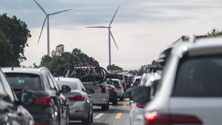 Politiker Streit: Sollen neben E-Autos in der EU ab 2035 auch noch neue Verbrenner zugelassen werden? (Archivbild)