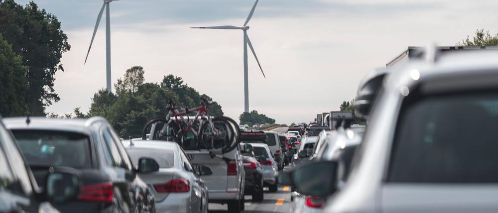 Politiker Streit: Sollen neben E-Autos in der EU ab 2035 auch noch neue Verbrenner zugelassen werden? (Archivbild)