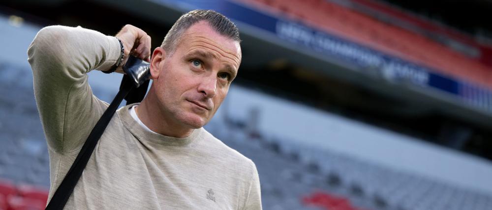 Brügges Trainer Nicky Hayen beim Rundgang durch die Allianz Arena.