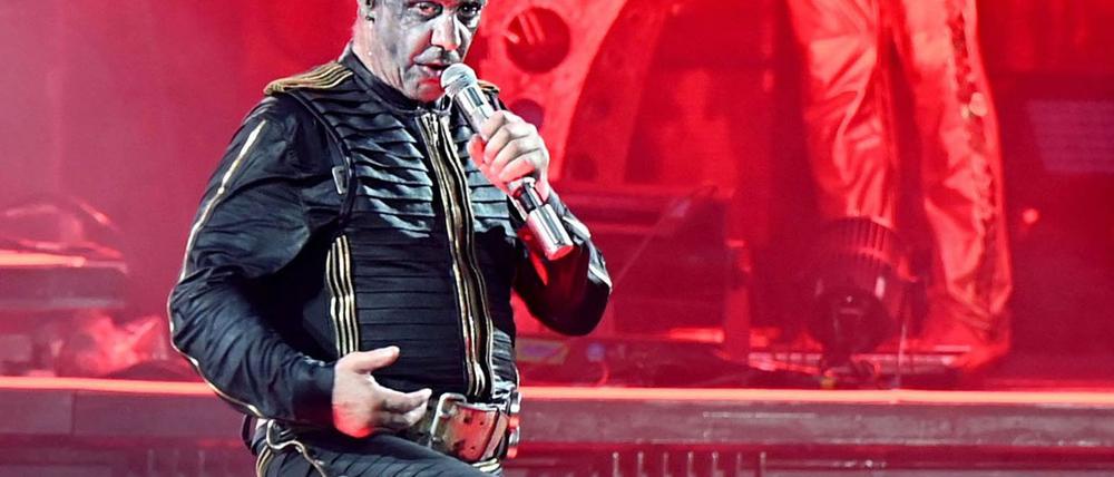Gegen Lindemann als Ehrengast auf dem diesjährigen Leipziger Opernball rührt sich Kritik. (Archivbild)
