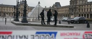 Polizisten bewachen das Gelände des Louvre in Paris.