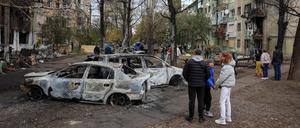 Bewohner von Shakhtarske in der ukrainischen Region Dnipropetrowsk stehen nach einem russischen Drohnenangriff im Freien.