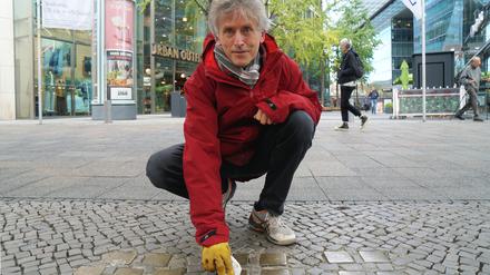 Harald Kleinmann hat die App „Stolperclean“ erfunden, die zeigt, wann die als Stolpersteine bekannten Gedenktafeln gesäubert werden sollten.