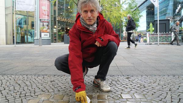 Harald Kleinmann hat die App „Stolperclean“ erfunden, die zeigt, wann die als Stolpersteine bekannten Gedenktafeln gesäubert werden sollten.