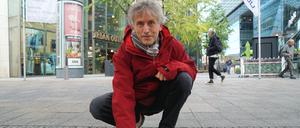Harald Kleinmann hat die App „Stolperclean“ erfunden, die zeigt, wann die als Stolpersteine bekannten Gedenktafeln gesäubert werden sollten.