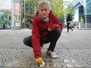 Harald Kleinmann hat die App „Stolperclean“ erfunden, die zeigt, wann die als Stolpersteine bekannten Gedenktafeln gesäubert werden sollten.