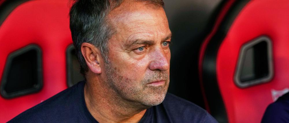 Barcelonas Cheftrainer Hansi Flick muss nun doch nicht mit seinem Team nach Florida. (Archivbild)