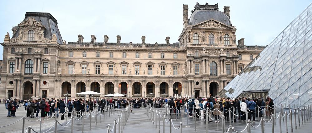 Nach dem Juwelendiebstahl im Pariser Louvre-Museum gehen die Ermittler von einer gut organisierten Bande aus.