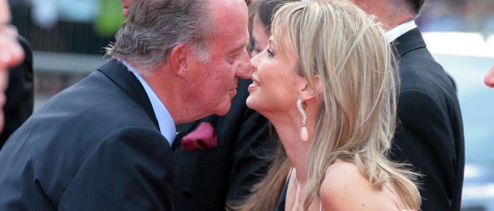 Mitten in einer Wirtschaftskrise ging Spaniens König Juan Carlos auf Elefantenjagd, mit Corinna zu Sayn-Wittgenstein und Freunden - unter anderem das kostete ihn den Thron.