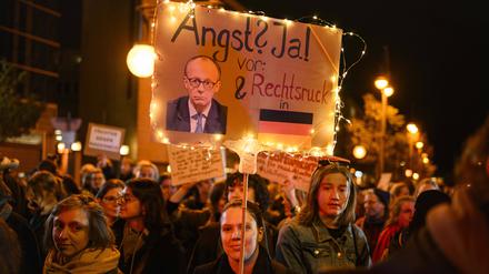 „Wir-sind-die-Töchter“-Kundgebung in Berlin: Nach den umstrittenen „Stadtbild“--Äußerungen von Bundeskanzler Friedrich Merz CDU haben Tausende Menschen in vor der Parteizentrale der CDU in Berlin protestiert.