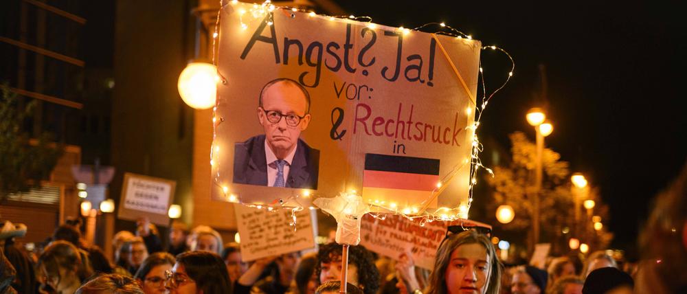 „Wir-sind-die-Töchter“-Kundgebung in Berlin: Nach den umstrittenen „Stadtbild“-Äußerungen von Bundeskanzler Friedrich Merz (CDU) haben Tausende Menschen vor der Parteizentrale der CDU in Berlin protestiert.