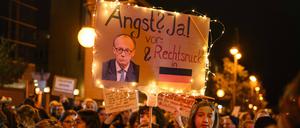 „Wir-sind-die-Töchter“-Kundgebung in Berlin: Nach den umstrittenen „Stadtbild“-Äußerungen von Bundeskanzler Friedrich Merz (CDU) haben Tausende Menschen vor der Parteizentrale der CDU in Berlin protestiert.