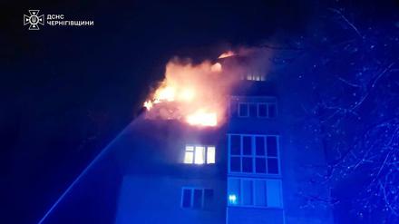 Auf diesem vom ukrainischen Rettungsdienst zur Verfügung gestellten Bild löschen Feuerwehrleute ein Feuer in einem Wohnhaus nach einem russischen Drohnenangriff in Tschernihiw, Ukraine.