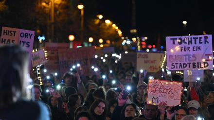 Laut Polizei kamen rund 2.000 Menschen zu der Demonstration. 