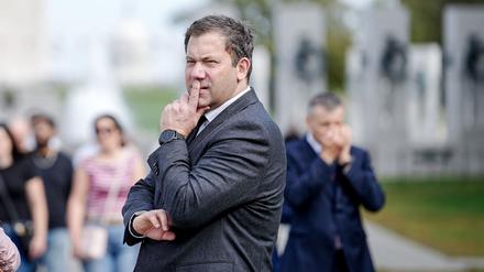 Entwarnung gibt es für Lars Klingbeil (SPD), Finanzminister und Vizekanzler, trotz der voraussichtlich höheren Steuereinnahmen nicht – der Spardruck bleibt hoch.