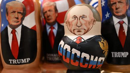 Auf Moskaus Andenkenmärkten sind die Machtverhältnisse klar: Wladimir Putin dominiert Donald Trump.