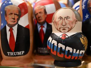 Auf Moskaus Andenkenmärkten sind die Machtverhältnisse klar: Wladimir Putin dominiert Donald Trump. 