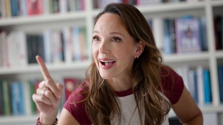 Comedian und Autorin Carolin Kebekus gestikuliert bei einem Interview mit der Deutschen Presse-Agentur in Köln. 
