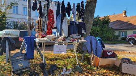 Zu verschenken auf dem „Flohmarkt des Vertrauens“, wie es auf dem Zettel an diesem Stand steht.