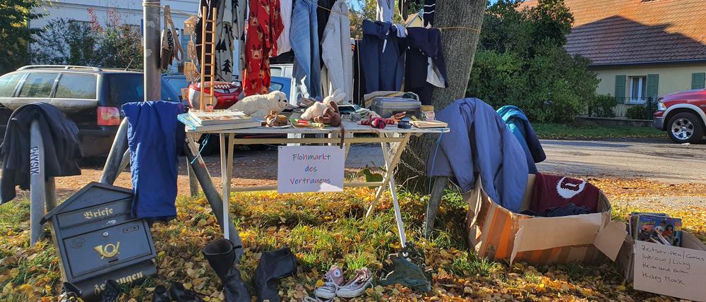 Zu verschenken auf dem „Flohmarkt des Vertrauens“, wie es auf dem Zettel an diesem Stand steht.