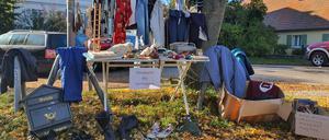 Zu verschenken auf dem „Flohmarkt des Vertrauens“, wie es auf dem Zettel an diesem Stand steht.