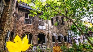 Schwer beschädigt und strategisch wichtig: Das Kinderkrankenhaus Weißensee steht seit den 1990er Jahren leer. Mehrfach hat sich das Bezirksamt Pankow mit einer Schulplanung verhoben. Jetzt gibt man die Verantwortung ab.