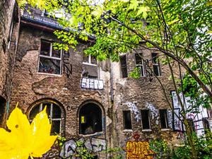Schwer beschädigt und strategisch wichtig: Das Kinderkrankenhaus Weißensee steht seit den 1990er Jahren leer. Mehrfach hat sich das Bezirksamt Pankow mit einer Schulplanung verhoben. Jetzt gibt man die Verantwortung ab.
