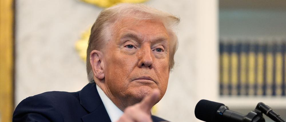 US-Präsident Donald Trump gestikuliert im Oval Office des Weißen Hauses.