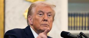 US-Präsident Donald Trump gestikuliert im Oval Office des Weißen Hauses. 